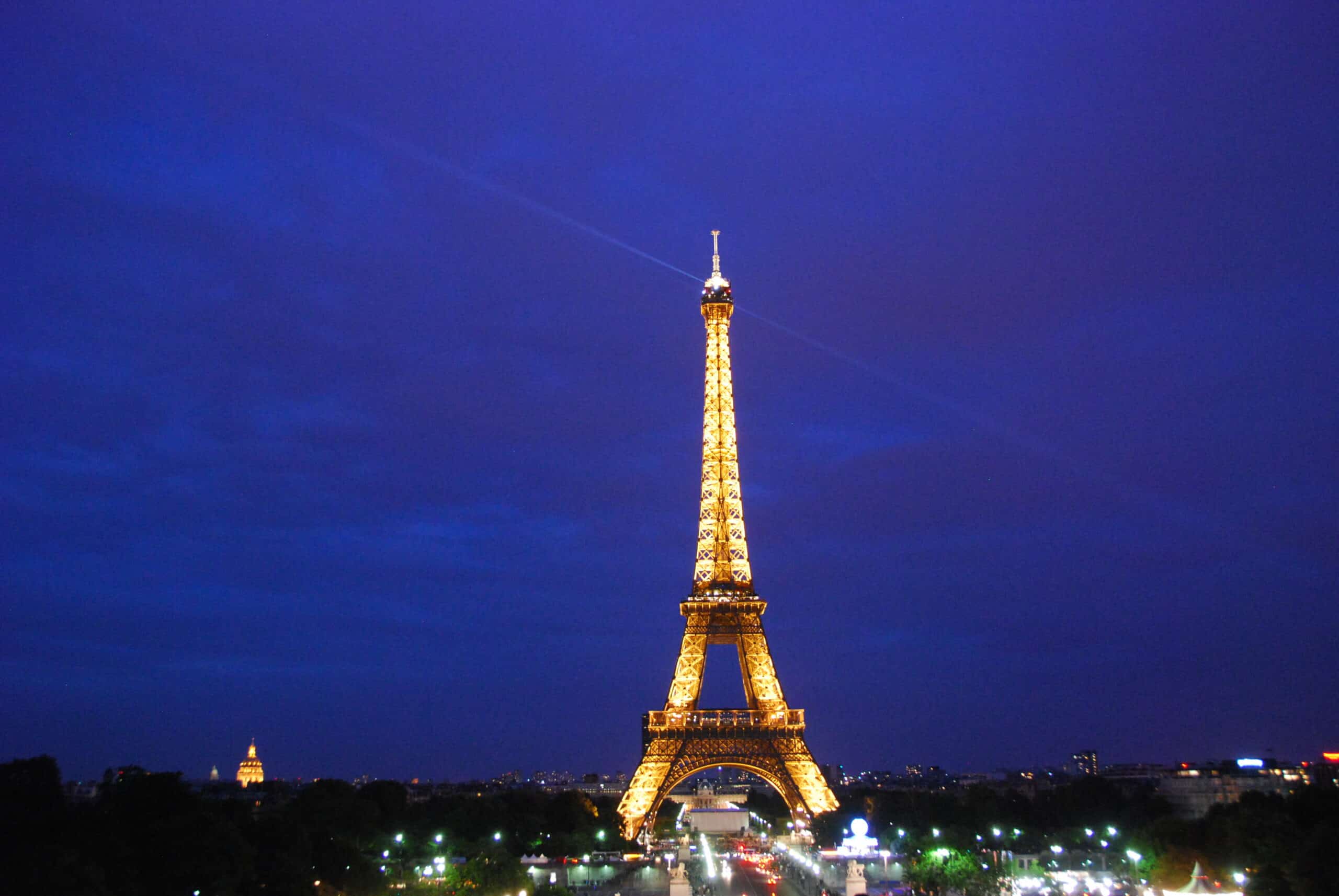 Eiffel_Tower_at_Night.