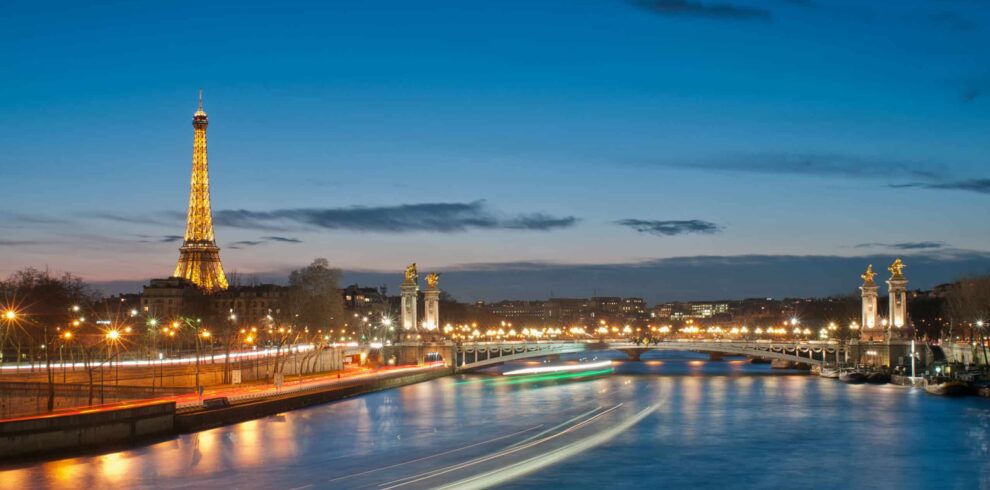 Eiffel_Tower_and_Pont_Alexandre_III_at_night