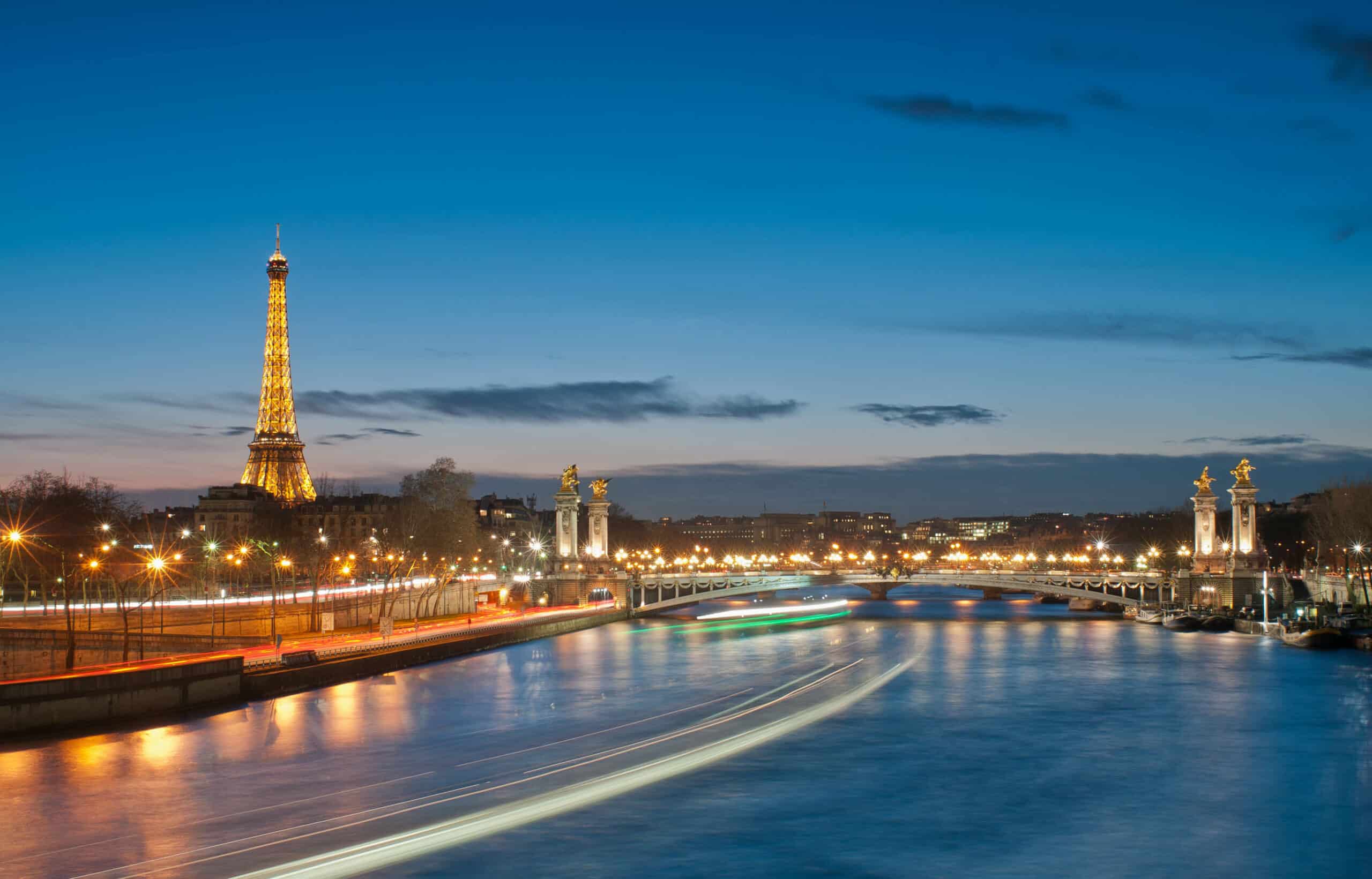 Eiffel_Tower_and_Pont_Alexandre_III_at_night